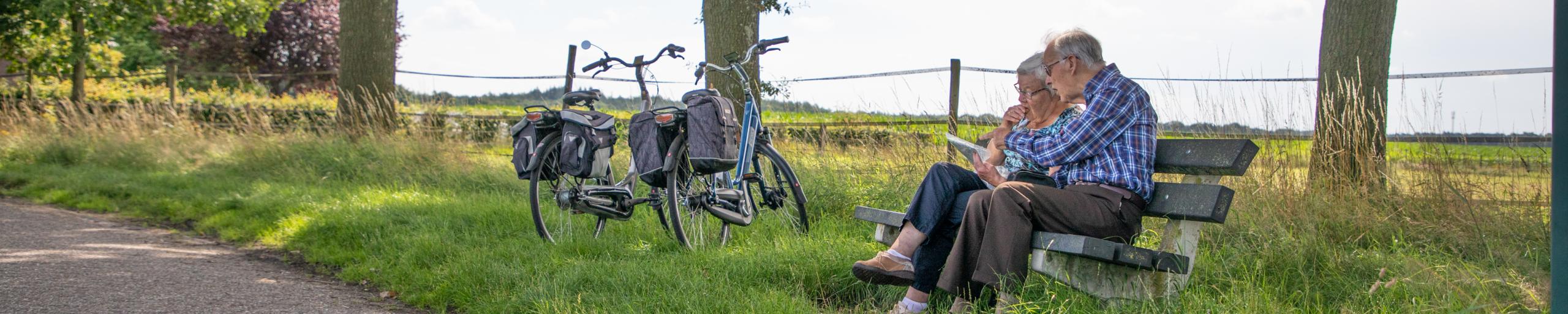 Genieten op een bankje tijdens een fietstocht