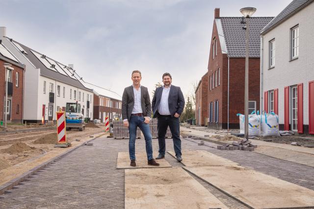 Wethouders Mathijs Kuijken (Ruimtelijke Ordening) en Marko van Dalen (Volkshuisvesting) bij een bouwproject